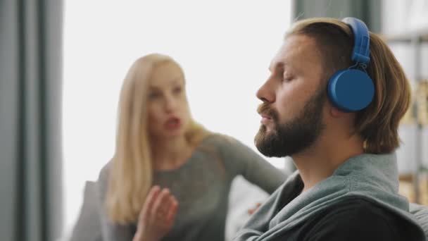 Manžel ignoruje křičící manželku — Stock video