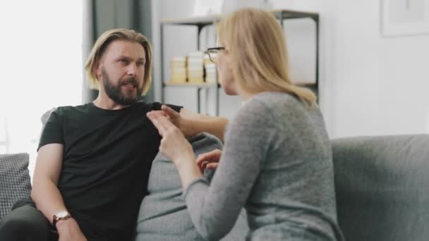 Couple arguing on couch — Stock Video