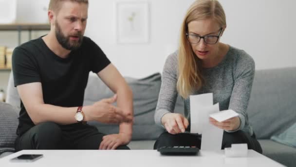 Pareja teniendo problemas con las facturas — Vídeo de stock