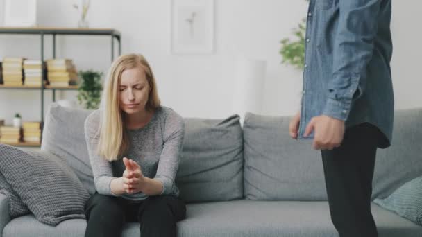 Husband berating wife indoors — Stock Video