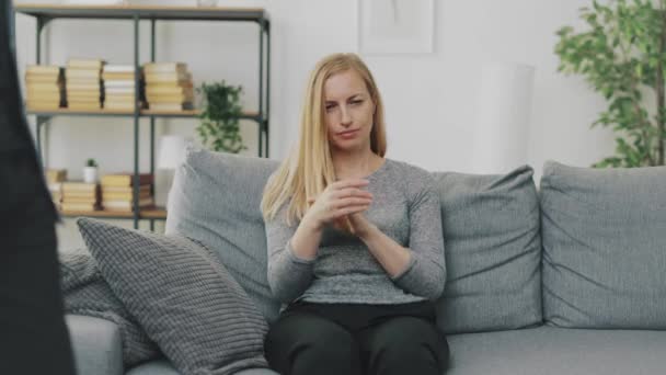 Marido gritando a la esposa — Vídeos de Stock