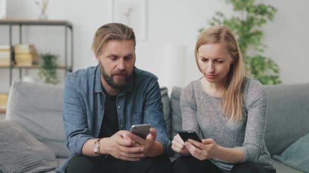 Casal usando smartphones em casa — Vídeo de Stock