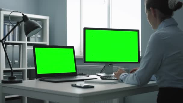 Computadores com tela verde — Vídeo de Stock