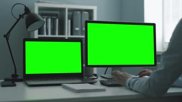 Irodai számítógépek zöld képernyővel — Stock videók