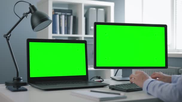 有绿色显示屏的计算机 — 图库视频影像
