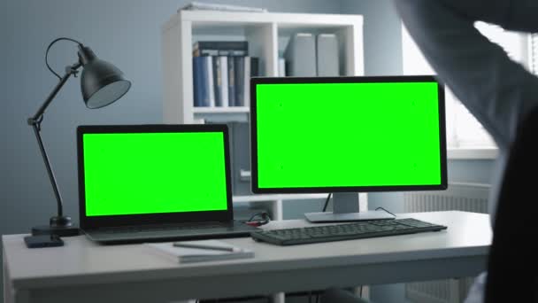 带有色键屏幕的计算机 — 图库视频影像