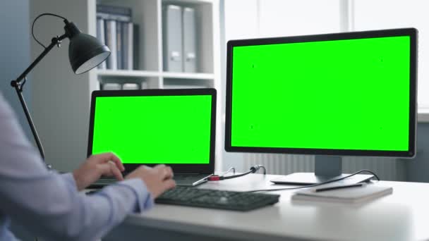 带有绿色屏幕的办公室计算机 — 图库视频影像