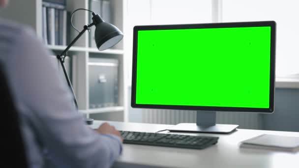 Uso de ordenador con pantalla verde — Vídeo de stock