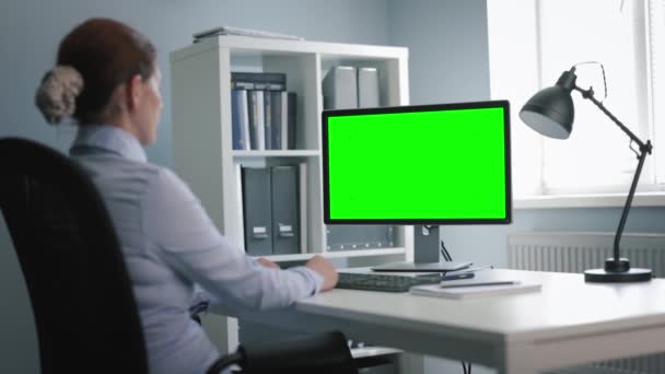 Ordenador de trabajo con pantalla verde — Vídeos de Stock