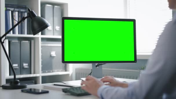 Ordenador de oficina con pantalla verde — Vídeos de Stock