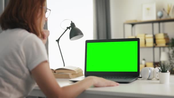 Laptop z ekranem chroma key — Wideo stockowe