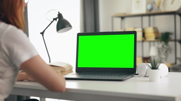 Nő laptop zöld képernyő — Stock videók