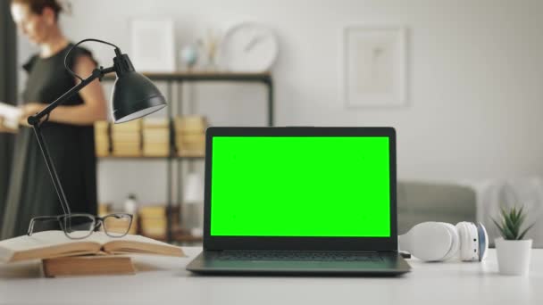 Moderne laptop met groen scherm — Stockvideo