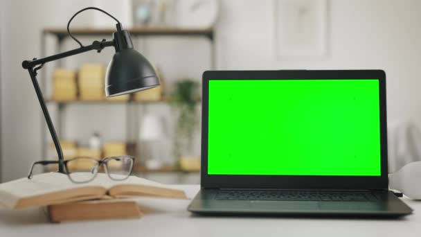 Laptop met chroma sleutel scherm — Stockvideo