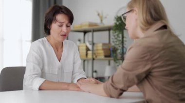 Depresyondaki kadın arkadaşıyla konuşuyor.