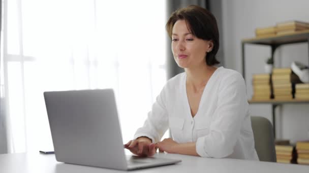 Mulher navegando na internet no laptop — Vídeo de Stock