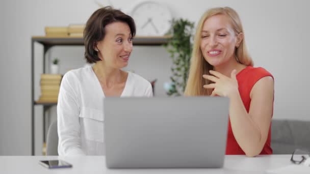 Spännande kvinnor som använder laptop — Stockvideo