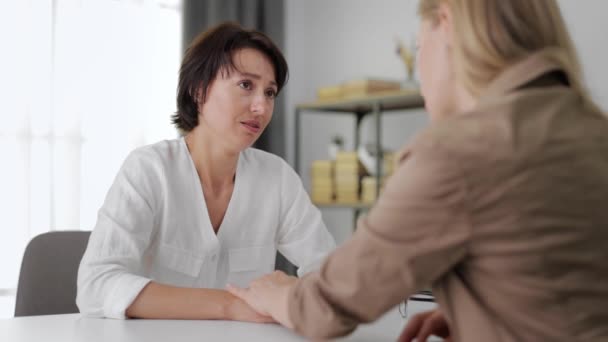 Mujeres tristes hablando en el interior — Vídeos de Stock