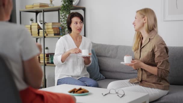 Tres mujeres charlando en casa — Vídeos de Stock