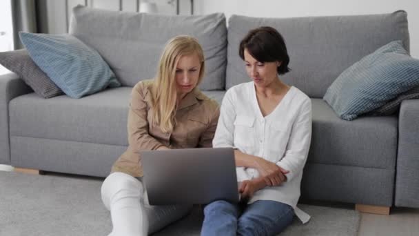 Zwei Frauen sprechen über Projekt — Stockvideo