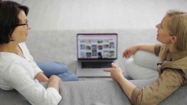 Mujeres de negocios discutiendo proyecto de trabajo — Vídeo de stock