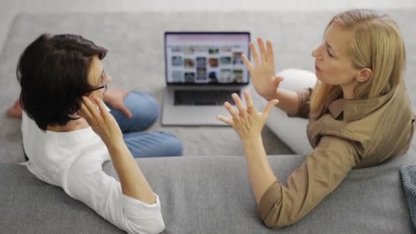 Dos mujeres que tienen reunión de trabajo — Vídeo de stock