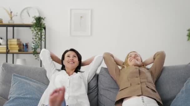 Mujeres positivas descansando en el sofá — Vídeos de Stock