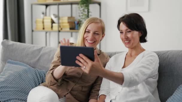 Kobiety korzystające z tabletu do połączeń wideo — Wideo stockowe