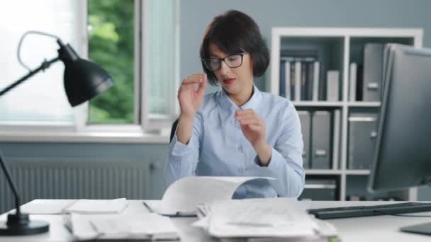 Mulher cansada no escritório — Vídeo de Stock