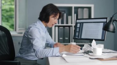 Buruşmuş belgeleri tekrar izleyen kadın.