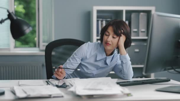 Žena ztrácí čas v práci — Stock video