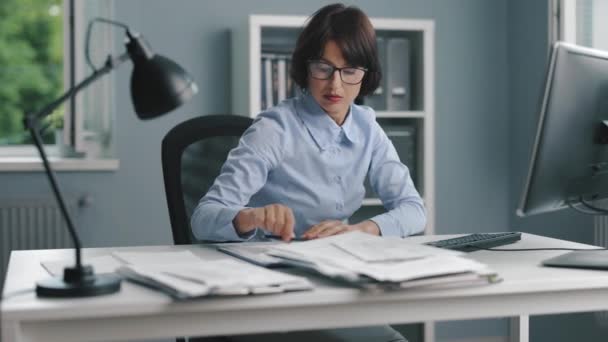 Mujer sintiendo estrés en el trabajo — Vídeos de Stock