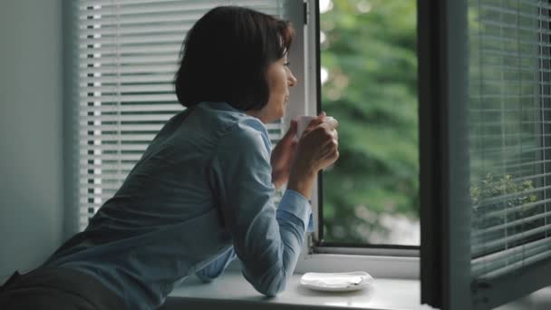 Woman enjoying rain during coffee break — Stock Video