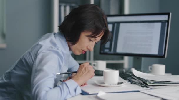 Sleepy woman at work — Stock Video