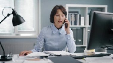 Cep telefonundan konuşan kızgın bir kadın.