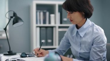 Tatil hayali kuran kadın işçi.