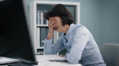 Ofis çalışanı tükenmiş.