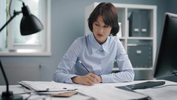 Kvinnan känner sig trött på kontoret — Stockvideo