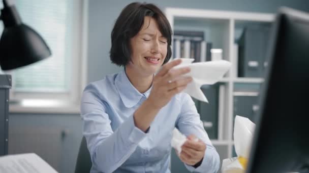 İş yerinde ağlayan bir kadın — Stok video