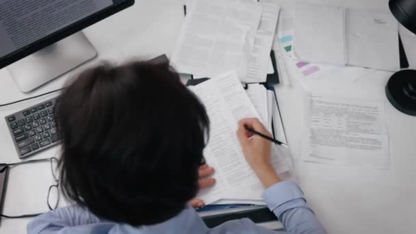 Mujer deprimida en escritorio de la oficina — Vídeo de stock