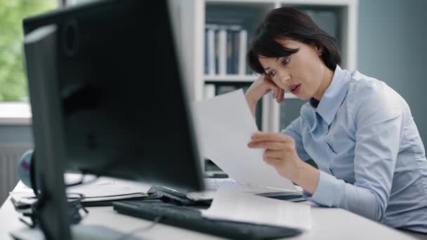 Žena nudná v práci — Stock video