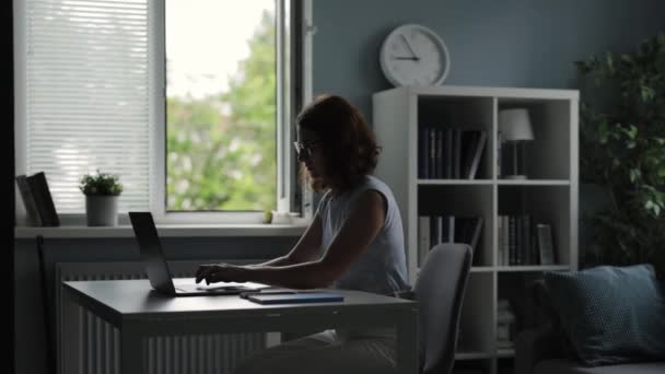 Mulher usando laptop em casa — Vídeo de Stock