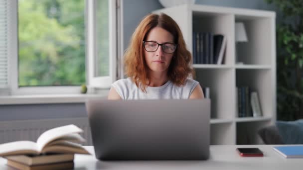 Vrouw die laptop gebruikt om te studeren — Stockvideo