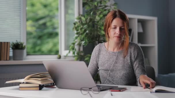 Woman studying online at home — Stock Video