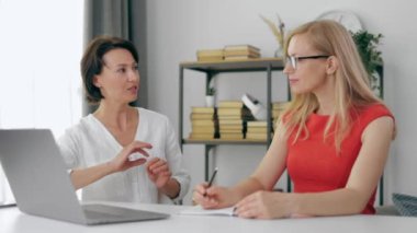 İş kadınları proje üzerinde çalışıyor.