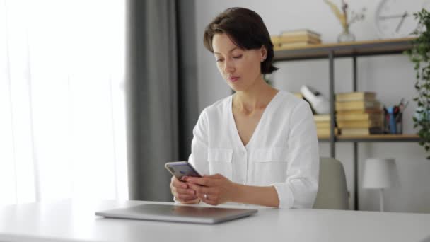 Mujer leyendo mensaje en el teléfono inteligente — Vídeo de stock