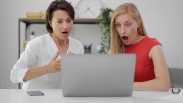 Bilgisayarlı iki şaşırmış kadın. — Stok video