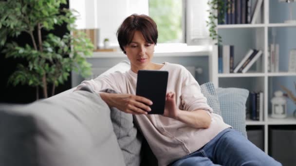 Donna che utilizza tablet a casa — Video Stock