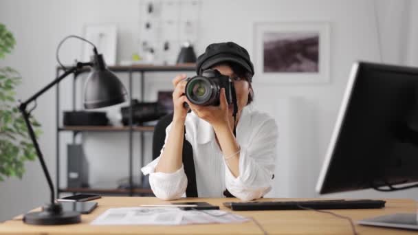 Kobieta fotograf ustawienie kamery — Wideo stockowe