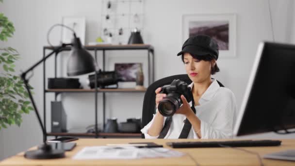 Fotograf erledigt Einstellungen vor der Kamera — Stockvideo